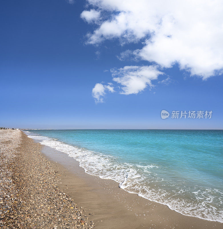 巴伦西亚Sagunto Canet海滩，地中海边夏日蔚蓝的天空